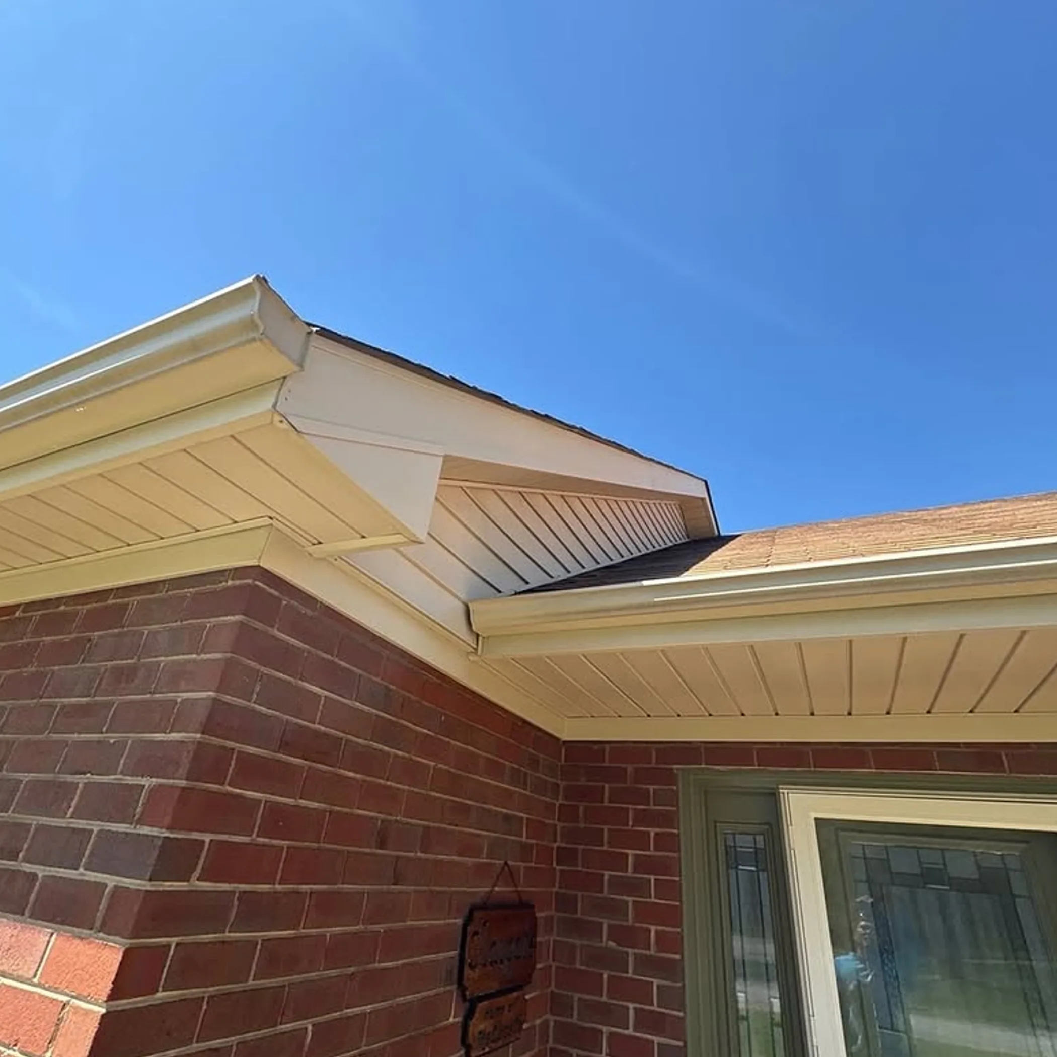 house exterior fascia and gutters cleaning